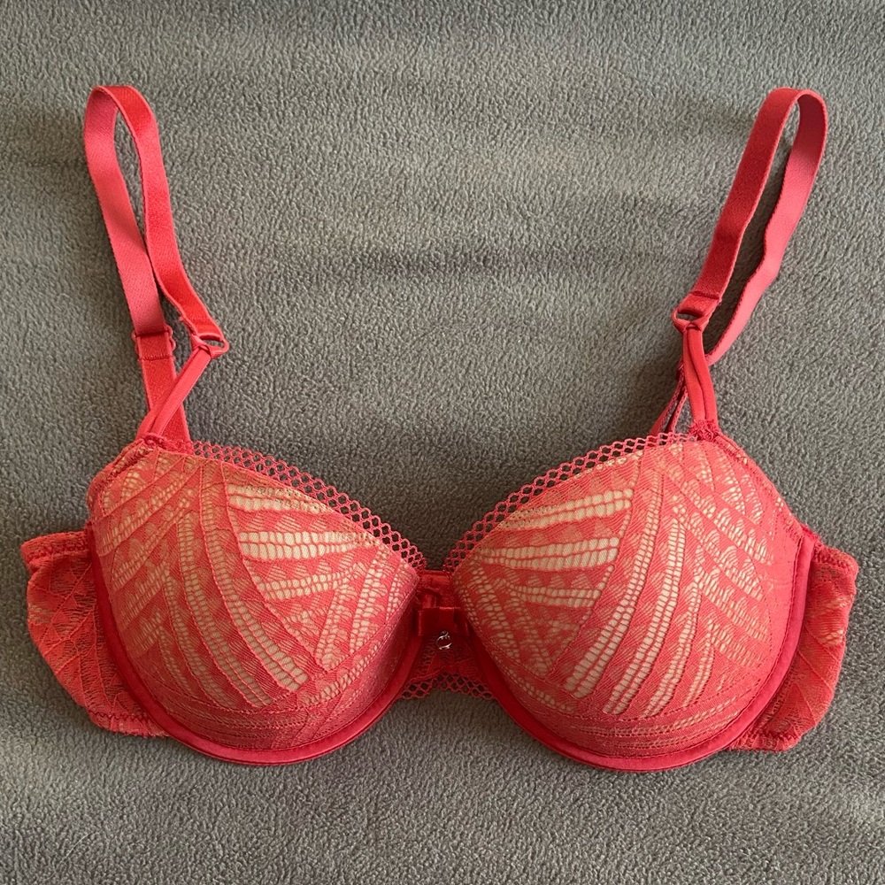 NWOT Chantelle demi, lined underwire bra in coral lace overlay 32D